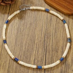 Collier bohème fait main avec turquoise blanche, lapis-lazuli et perles de bois