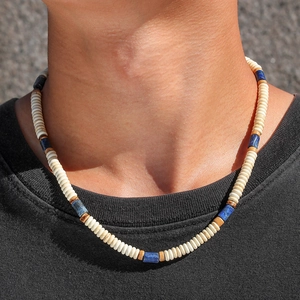 Gros plan du collier de perles bohème avec turquoise blanche et lapis-lazuli porté