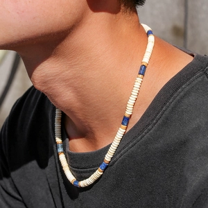 Détail du collier de perles en turquoise blanche et lapis-lazuli pour hommes sur mannequin
