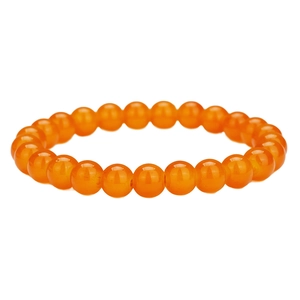 Détail d'un bracelet en perles rondes pierres gemmes rouge-orangé sur fond blanc