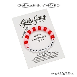 Handgefertigtes Freundschaftsarmband mit rosa und roten Perlen und Galentine-Schriftzug