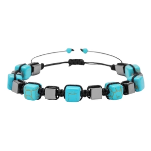 Detalle de pulsera de yoga ajustable con cubos de turquesa y cuentas metálicas gris