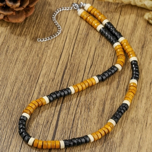 Dettaglio della collana gotica con pendente a toro e perle di legno e cocco colorate