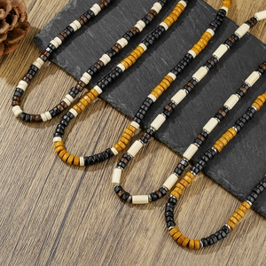 Collana da uomo bohémien con perle di cocco naturali e legno in tonalità terra