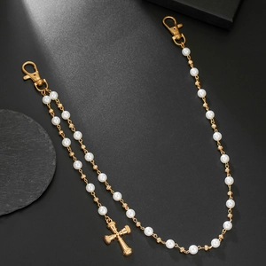 Chaîne de taille hip hop en perles avec pendentif croix dorée sur fond noir mat