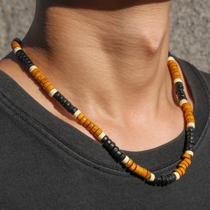 Collana gotica con ciondolo a toro e perline in legno tricolori su collo uomo