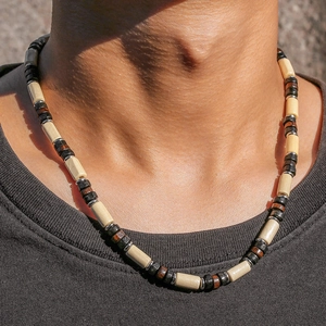 Dettaglio della collana gotica da uomo con perle di legno marrone e guscio di cocco vintage