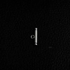 Détail macro du fermoir à bascule en acier de 21mm avec fil de 3mm de diamètre