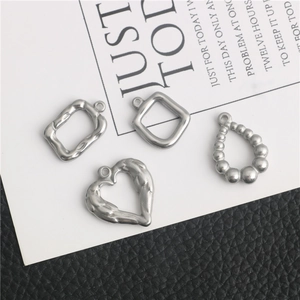 Lot de quatre pendentifs en acier inoxydable en forme de cœur et géométriques pour bijoux