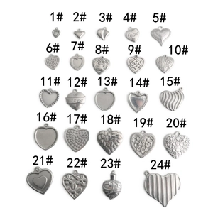 24 styles de pendentifs cœur punk en acier inoxydable avec motifs floraux et textures vintage