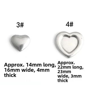 Détail macro de pendentifs en forme de cœur en acier inoxydable argenté pour bijoux DIY