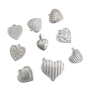 Détails de divers pendentifs cœur en acier inoxydable avec des motifs floraux embossés
