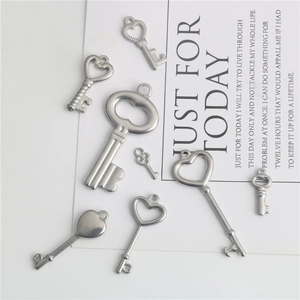 Ciondoli Chiave in Acciaio Inossidabile Vintage Cuore Medaglia San Benedetto Charms per Gioielli DIY Collane Argento Retrò