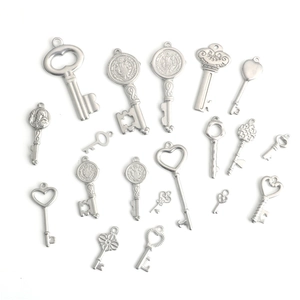 Set di ciondoli a chiave vintage in acciaio inox cuore e San Benedetto per gioielli fai da te