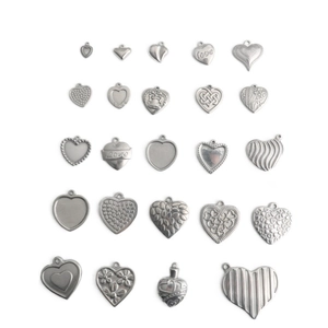 Divers styles de pendentifs en forme de cœur en acier inoxydable aux textures variées