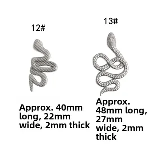 Vista dettagliata di ciondoli a forma di serpente in due misure con misure precise