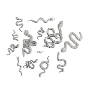Dettaglio di ciondoli a forma di serpente in acciaio inossidabile con scaglie per gioielli DIY