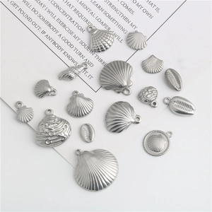 Set aus silbernen Muschel- und Schneckenanhängern für DIY Schmuckherstellung