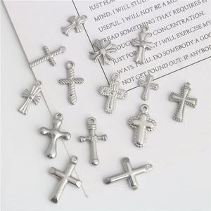 Pendenti a croce in acciaio inossidabile argento lucido in vari stili DIY per collane