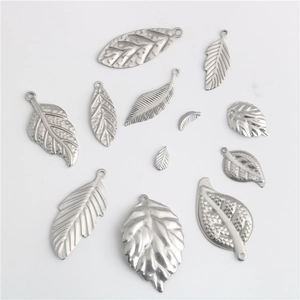 Vielfalt an Blattanhängern aus Edelstahl für DIY-Schmuck in poliertem Silber-Finish