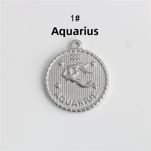 Rilievo dettagliato del ciondolo zodiacale Acquario in acciaio inox argento antico