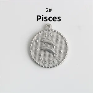 Dettaglio ravvicinato del ciondolo zodiacale Pesci in acciaio inossidabile argento