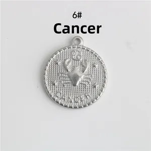 Dettaglio del ciondolo zodiacale Cancro in acciaio inossidabile lucido per gioielli DIY