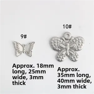 Vue macro détaillée de pendentifs papillons métalliques texturés pour bijoux artisanaux