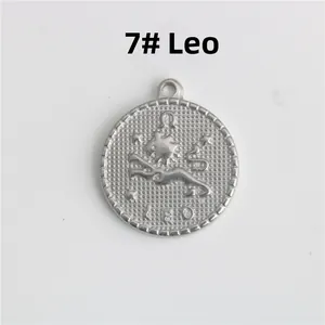 Macro del ciondolo zodiacale Leone in acciaio inossidabile argento con motivo leone a rilievo