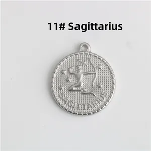 Dettaglio del ciondolo Sagittario in acciaio inossidabile argento con rilievo goffrato
