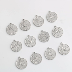 Set di 12 ciondoli zodiacali in acciaio inossidabile con design a moneta goffrata