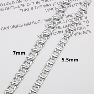 Primo piano di catene groumette in acciaio argento da 7mm e 5,5mm con confronto larghezza