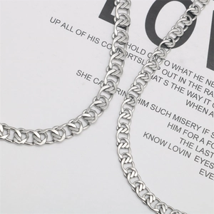 Collana a catena NK in acciaio inossidabile con cuore traforato e finitura argento moderna