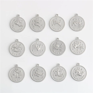 Set di 12 ciondoli zodiacali in acciaio inossidabile con motivi a sbalzo e finitura argento