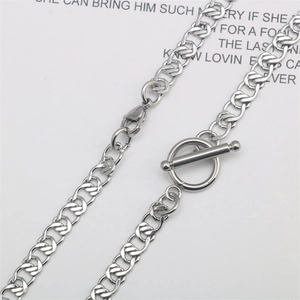Collana a catena NK unisex in acciaio inossidabile con cuore traforato e chiusura toggle