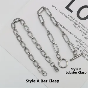 Dettaglio del bracciale a catena in acciaio inossidabile con chiusura a leva e a moschettone