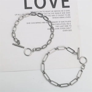 Dettaglio di bracciali a catena a graffetta in acciaio inossidabile argento con chiusura a OT