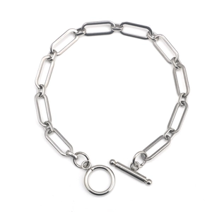Bracciale a catena con maglie rettangolari in acciaio inossidabile e chiusura a barra a T