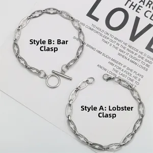 Détail d'un bracelet en acier inoxydable avec breloques croix et fermoir à bascule