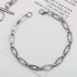 Bracelet chaîne en acier inoxydable fait main avec croix évidée et fermoir mousqueton