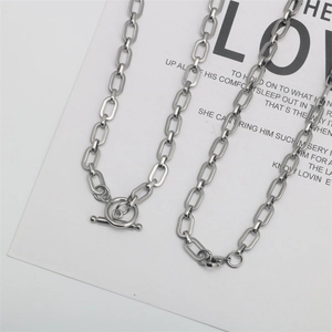 Collar de cadena de clip minimalista de acero plateado con cierre de barra en T