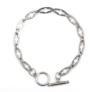 Bracelet artisanal en acier inoxydable avec maillons croisés creux et fermoir à bascule