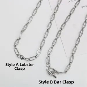 Dettaglio collana in acciaio inox argento con chiusura a moschettone e chiusura a barra OT