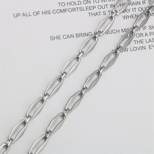 Collana minimalista in acciaio inossidabile con maglie geometriche a rombo vuote