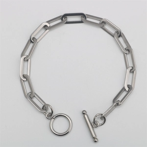 Detailaufnahme eines silbernen Büroklammerarmbandes mit sicherem T-Bar OT-Verschluss