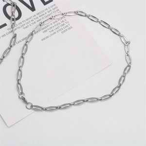 Collana minimalista in acciaio inossidabile con maglie esagonali lunghe su cartoncino
