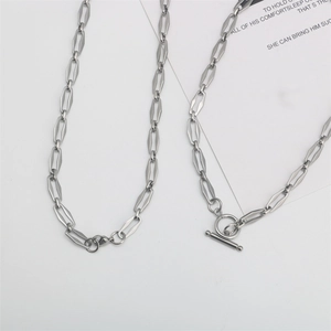 Dettaglio della collana in acciaio inox argento con maglie lunghe e chiusura a levetta
