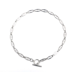 Collana minimalista in acciaio inossidabile con maglie a rombo e chiusura a scatto OT