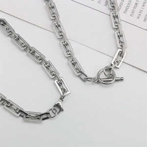 Collana minimalista in acciaio inossidabile con catena a maglie rettangolari geometriche