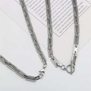Collana minimalista in acciaio inossidabile a maglie rettangolari con chiusure a T e a moschettone